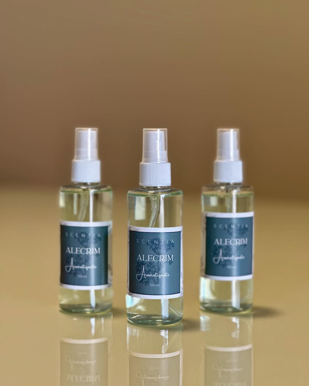 Foto real de três frascos de home spray de alecrim de 100 ml com válvula branca e tampa transparente